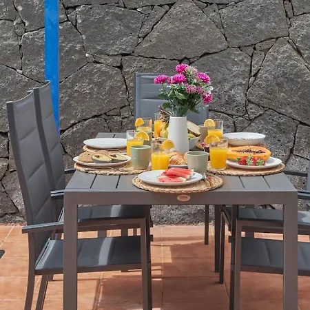 Дом отдыха Maria Del Mar 2 Minutes To Supermarkets, 10 Minutes To Marina Rubicon, Pool, High Speed Wifi *