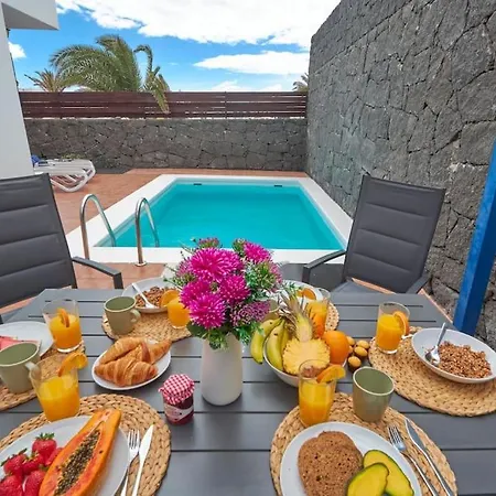 Дом отдыха Maria Del Mar 2 Minutes To Supermarkets, 10 Minutes To Marina Rubicon, Pool, High Speed Wifi